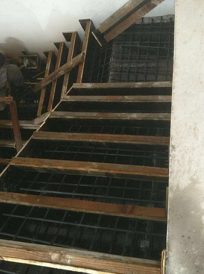 阁楼楼梯制作中的结构安全与稳定性问题